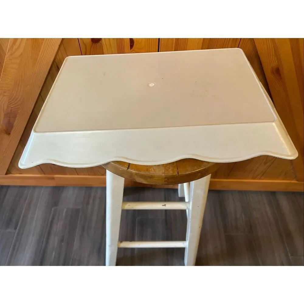 Vintage plastic cheese platter with handles (7653)